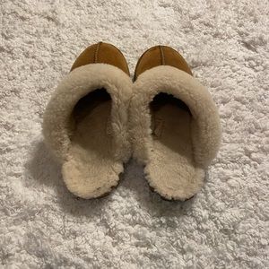 Ugg like slippers size 8